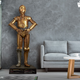 Imagen para el artículo titulado A esta réplica de C3PO a tamaño real solo le falta hablar seis millones de idiomas